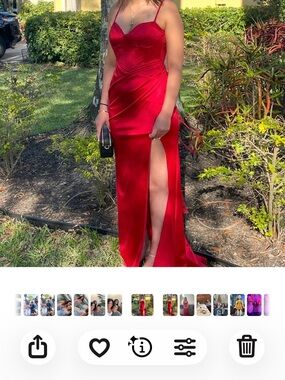 Absolutely stunning form fitting gown. Perfect for dances, prom or a wedding!
